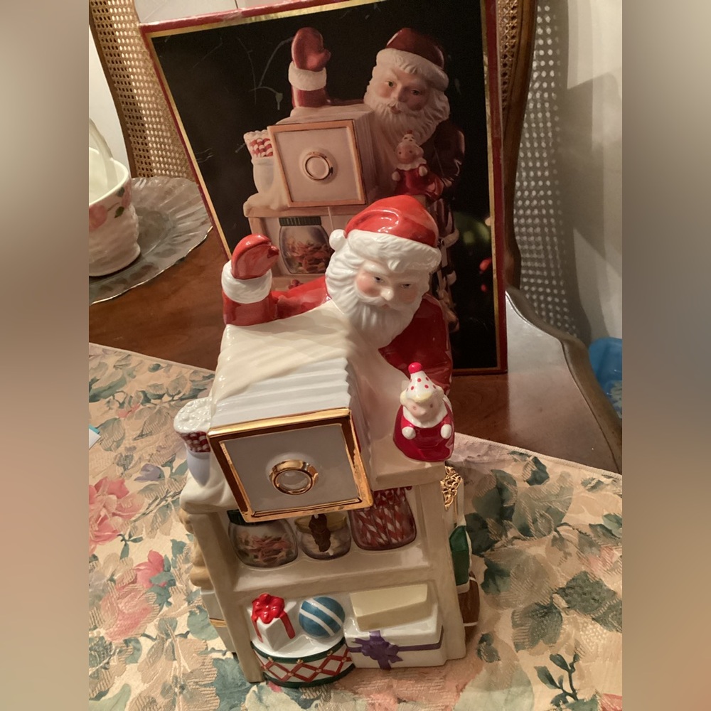 Lenox Holiday Musical Cookie Jar. Santa with toys.